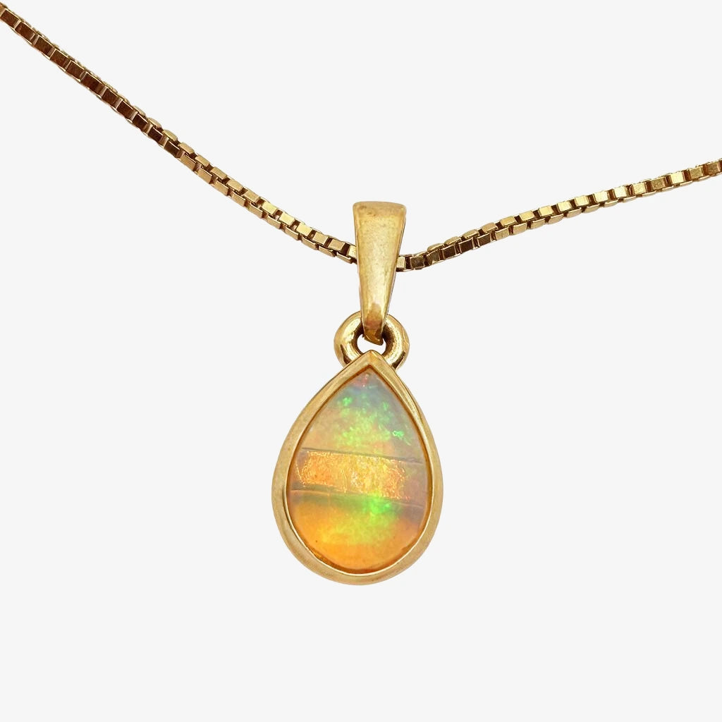 9K Fier Opal Pendant & Chain